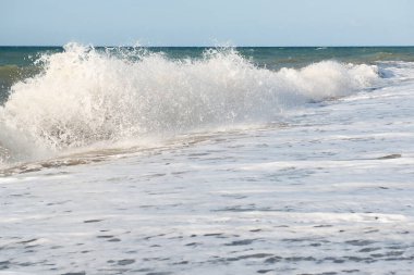 Sicilya 'da bir plaj. Akdeniz kıyısı. Dalgalar