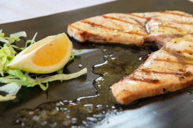 Pişmiş kılıçbalığı. Restoranda limonlu ve tuzlu ızgara balık.