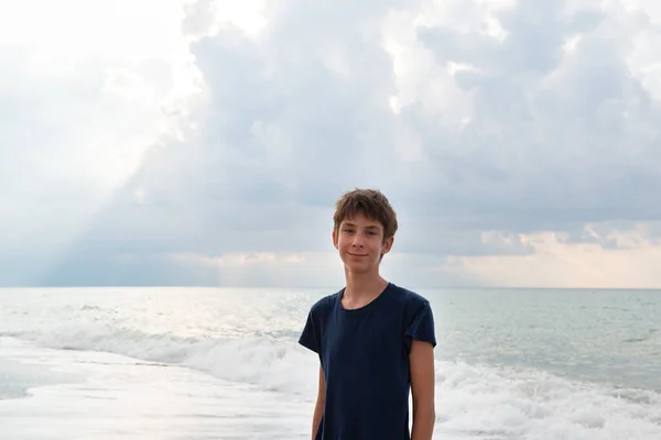 Adolescente Niño Caminando Playa Atardecer — Foto de Stock