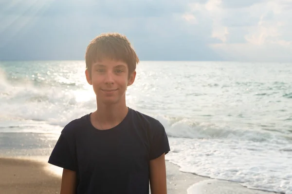 Tiener Jongen Wandelen Het Strand Bij Zonsondergang — Stockfoto