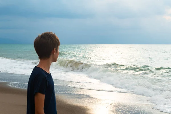 Έφηβος Που Περπατάει Στην Παραλία Ηλιοβασίλεμα — Φωτογραφία Αρχείου