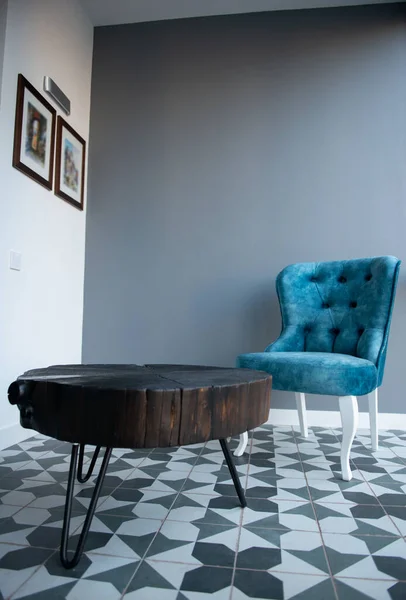レトロスタイルのエレガントなブルーチェアとグレーの壁に黒い木製のコーヒーテーブルとモダンなデザインの家のインテリア スタイリッシュな家の装飾 — ストック写真