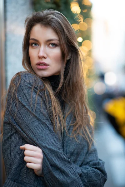 Jonge Aantrekkelijke Vrouw Poseren Kerstmis Milaan Italië Mooi Meisje Wandelen — Stockfoto