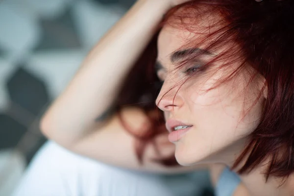 Schöne Junge Stilvolle Ingwerfrau Lässiger Kleidung Posiert Hause — Stockfoto