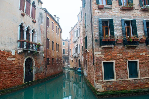意大利威尼斯古建筑的风景画和带有贡多拉的沟渠 美丽浪漫的意大利城市 独特的威尼斯风景 — 图库照片