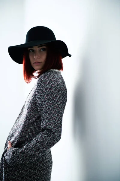 Geheimnisvolle Mode Junge Frau Mit Schwarzem Hut Innenporträt — Stockfoto