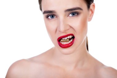 Ağzında deniz kabuğu olan güzel bir genç kadın. Dişinde kırmızı ruj olan mavi gözlü kız. Güzellik dünyayı kurtaracak, tehlike, savaş konsepti.