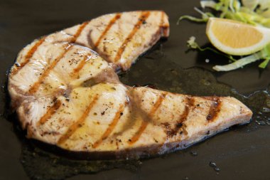 Pişmiş kılıçbalığı. Restoranda limonlu ve tuzlu ızgara balık.