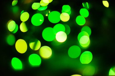 Noel ışıklarıyla güzel dekor, bulanık tatil gecesi soyut arka plan