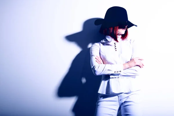 Mysteriöse Mode Junge Frau Mit Schwarzem Hut Und Weißem Hemd — Stockfoto