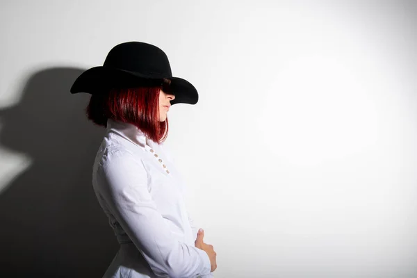 Moda Misteriosa Jovem Mulher Chapéu Preto Camisa Branca Espaço Cópia — Fotografia de Stock