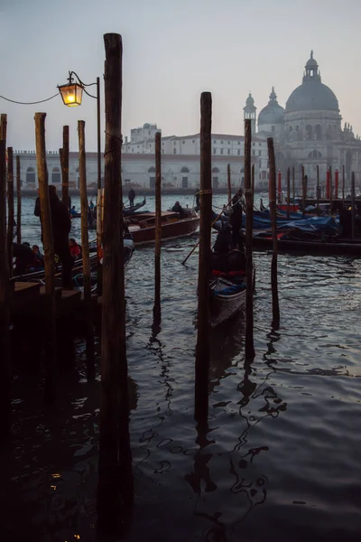 Pintoresca Vista Edificios Antiguos Puente Canal Con Góndolas Venecia Italia — Foto de Stock