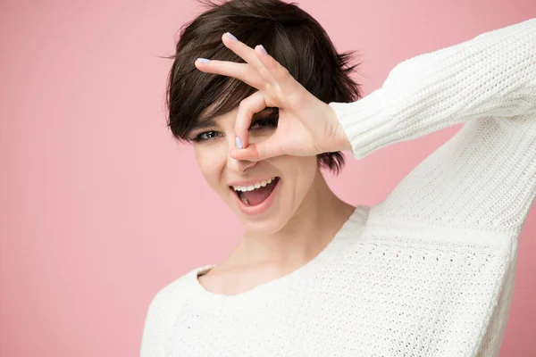 Bastante Juguetona Mujer Morena Sonriente Feliz Posando Estudio Sobre Fondo — Foto de Stock