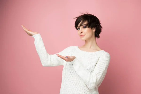 Encantadora Mujer Joven Elegante Apuntando Espacio Copia Sonriendo Cámara Linda — Foto de Stock