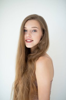 Güzel, genç, gülümseyen bir kadının portresi. Temiz cilt, güzellik tedavisi, kozmetoloji ve yaşlanma karşıtı tema.