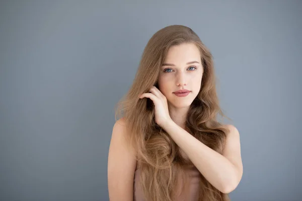 Retrato Una Hermosa Mujer Joven Con Piel Limpia Tratamiento Belleza —  Fotos de Stock