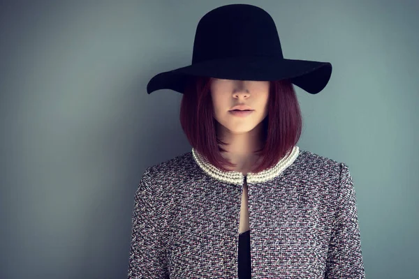 Fashion Jonge Vrouw Met Zwarte Hoed Stijlvolle Jas Natuurlijk Licht — Stockfoto