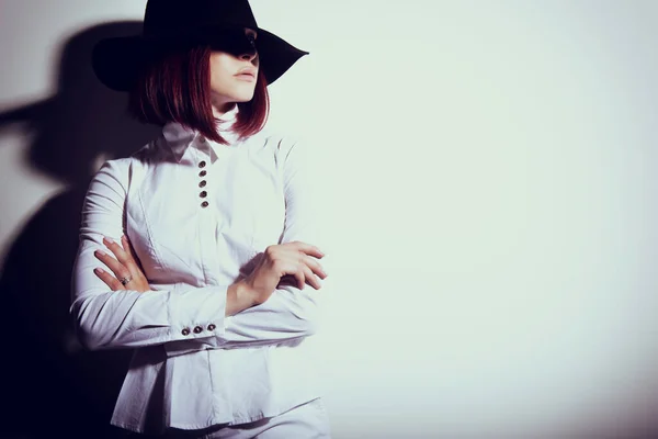 Mysteriöse Mode Junge Frau Mit Schwarzem Hut Und Weißem Hemd — Stockfoto