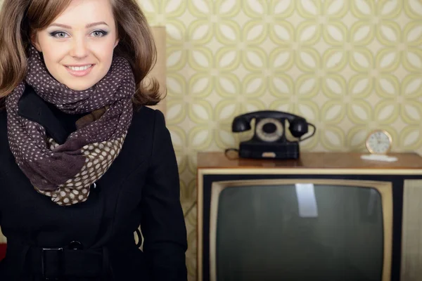 Joven Mujer Encantadora Habitación Con Papel Pintado Vintage Televisor Retro — Foto de Stock