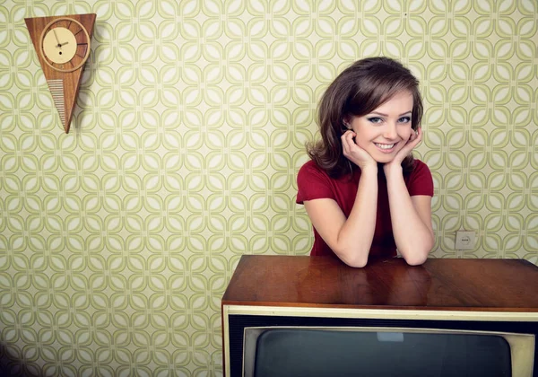 年轻迷人的女人呆在房间里 带着老式墙纸和复古电视机 复古风格 70年代 形象柔和 — 图库照片