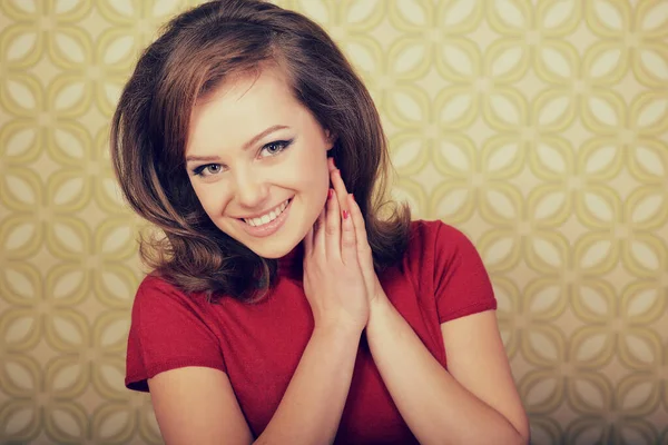 Genç Gülümseyen Mutlu Kadın Odada Eski Duvar Kağıtlarıyla Kameraya Bakıyor — Stok fotoğraf