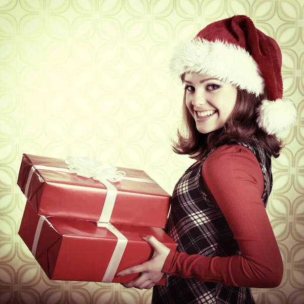 Jovem Sorrindo Mulher Extática Segurando Caixa Presente Natal Quarto Com — Fotografia de Stock