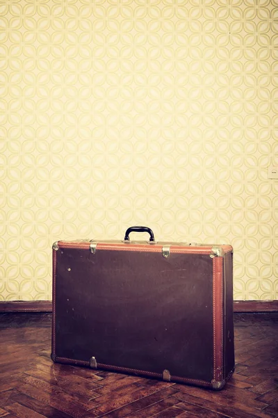 Vintage Room Retro Apartment Old Fashioned Shabby Suitcase Anainst Green — Stock Photo, Image