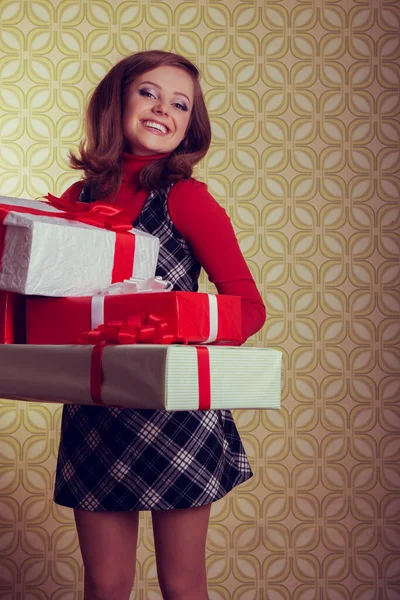 Νεαρή Χαμογελαστή Εκστατική Γυναίκα Κρατώντας Χριστουγεννιάτικο Κουτί Δώρου Στο Δωμάτιο — Φωτογραφία Αρχείου
