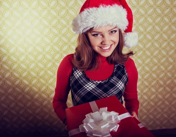 Junge Lächelnde Ekstatische Frau Mit Weihnachtsgeschenkbox Zimmer Mit Vintage Tapete — Stockfoto