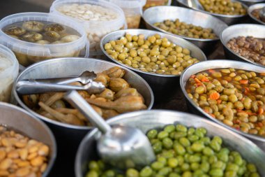 Açık hava İspanyol pazarında tuzlu zeytin, soğan, biber ve diğer tuzlama ürünleri satılıyor. Foo.