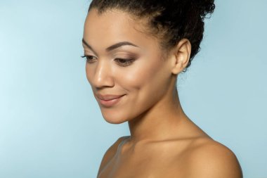 Genç, güzel, Afro-Amerikan kadın, çağdaş portre.