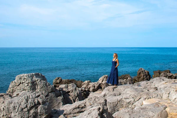 지중해 바다와 이탈리아 시실리의 바위로 풍경에 여성의 초상화 — 스톡 사진