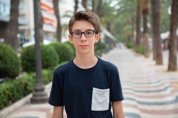 Guapo Adolescente Con Gafas Mirando Cámara Sobre Panorama Alicante España — Foto de Stock