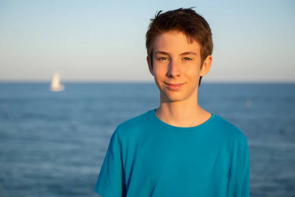 Όμορφο Νεαρό Χαρούμενο Αγόρι Στην Παραλία Όμορφη Ηρεμία Χαμογελαστός Έφηβος — Φωτογραφία Αρχείου