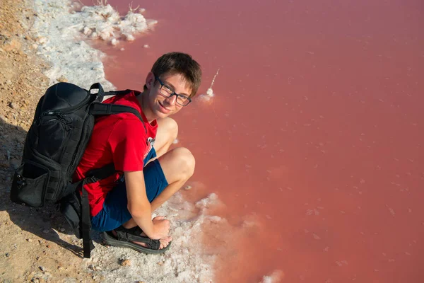 Bonito Menino Feliz Lago Rosa Extremamente Salgado Colorido Por Microalgas — Fotografia de Stock