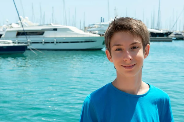 Retrato Adolescente Sobre Água Água Marinha Com Veleiros Porto Alicante — Fotografia de Stock