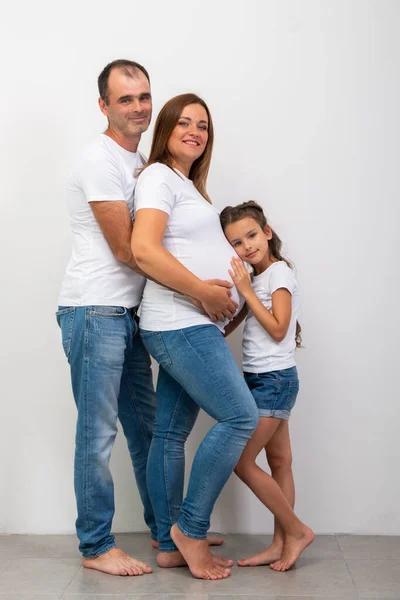 Mãe Grávida Pai Filha Posando Casa Gravidez — Fotografia de Stock