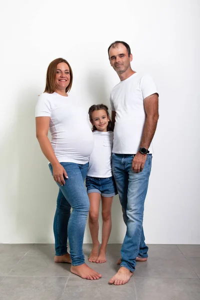 怀孕的母亲 父亲和女儿在家里摆姿势 怀孕情况 — 图库照片