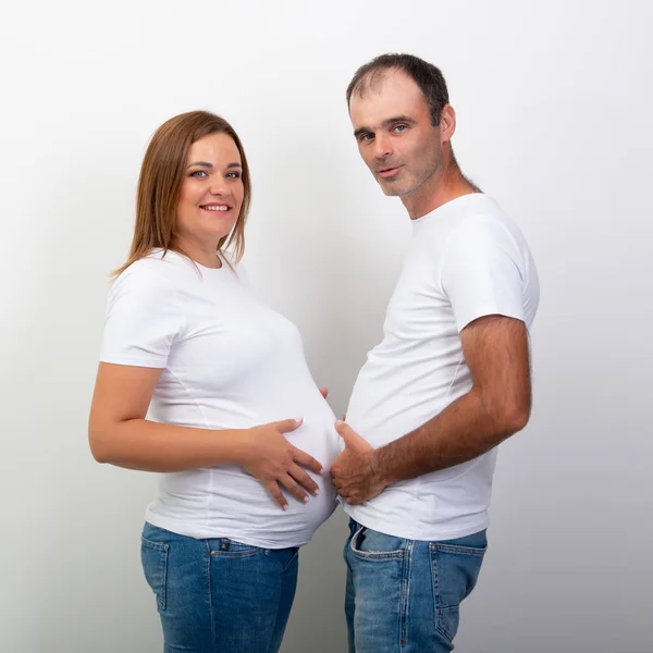 Terhesség Boldog Család Várandós Baba Férfit Terhes Nőt Hason Mérik — Stock Fotó