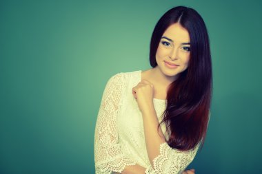 Kendine güvenen güzel kadın