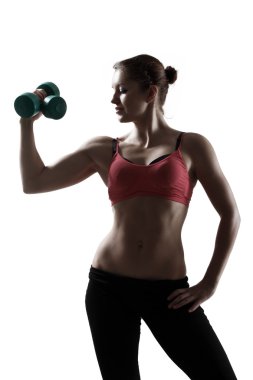 Spor kadın dumbbells ile egzersiz yaparak