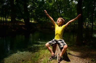 güdük üzerinde oturan küçük çocuk