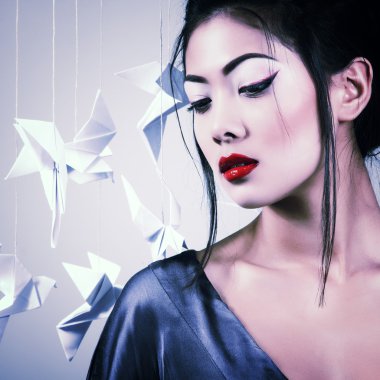 Asyalı kadın ile origami kağıt güvercinler