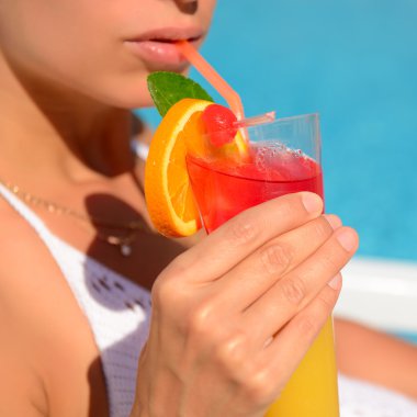 Kadın kokteyl içiyor.