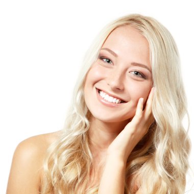 sarışın kız gülümseyerek