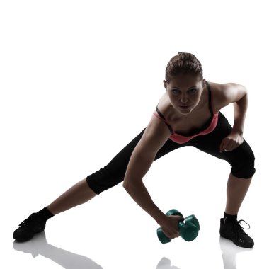 kadın lunges dumbbells ile