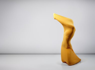 vrouwelijk lichaam in gele stof