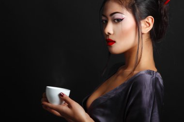 Genç Asyalı kadın ve çay töreni