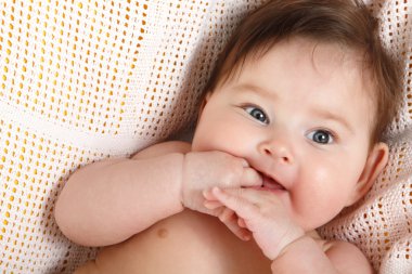 gülümseyen şirin komik bebek