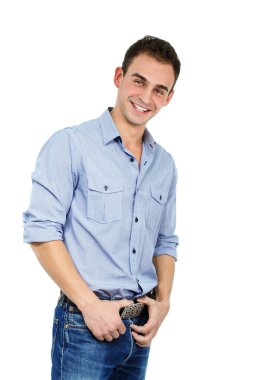 genç adam mavi tişört ve kot pantolon